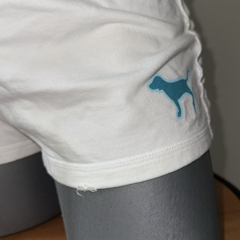 victoria’s Secret PINK girls &!Women's White Shorts with Blue Logo xs - Picture 2 of 6